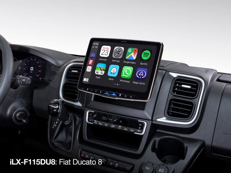 Autoradio mit 11-Zoll Touchscreen, DAB+, 1-DIN-Einbaugehäuse, Apple CarPlay Wireless und Android Auto Unterstützung für Fiat Ducato 8 iLX-F115DU8 Das Alpine Halo11 - jetzt in der zweiten Generation der beliebten Alpine Halo-Produktlinie. Es überzeugt mit einem hochauflösenden 11-Zoll-WXGA-Touchscreen in HD-Qualität und wird mit allen erforderlichen Einbauteilen (wie Plug-and-Play-Kabelbaum, CAN-Bus-Interface, Einbaurahmen usw.) für den Fiat Ducato 8 geliefert. Das superschlanke Display scheint nach der Installation einfach über Ihrem Armaturenbrett zu schweben und kann für eine optimale Bedienung und Ablesbarkeit individuell (Höhe, Tiefe, Neigung) eingestellt werden. Genießen Sie mit diesem Autoradio die Apple CarPlay Wireless und Android Auto (kabelgebunden) Funktionen sowie DAB+-Digitalradio, USB-Video, Hi-Res-Audio und eine Bluetooth-Freisprecheinrichtung mit Audio-Streaming und vieles mehr. Holen Sie sich eine außergewöhnlich gute Klangqualität in Ihr Fahrzeug: Das Alpine Halo11 ist das weltweit erste Autoradio mit integriertem Class-D-Verstärker und verfügt über eine breite Palette professioneller Sound-Tuning-Funktionen wie z. B. eine 2-Wege-Frequenzweiche, einen parametrischen EQ, digitale Laufzeitkorrektur und viele weitere Möglichkeiten der Klangverbesserung.